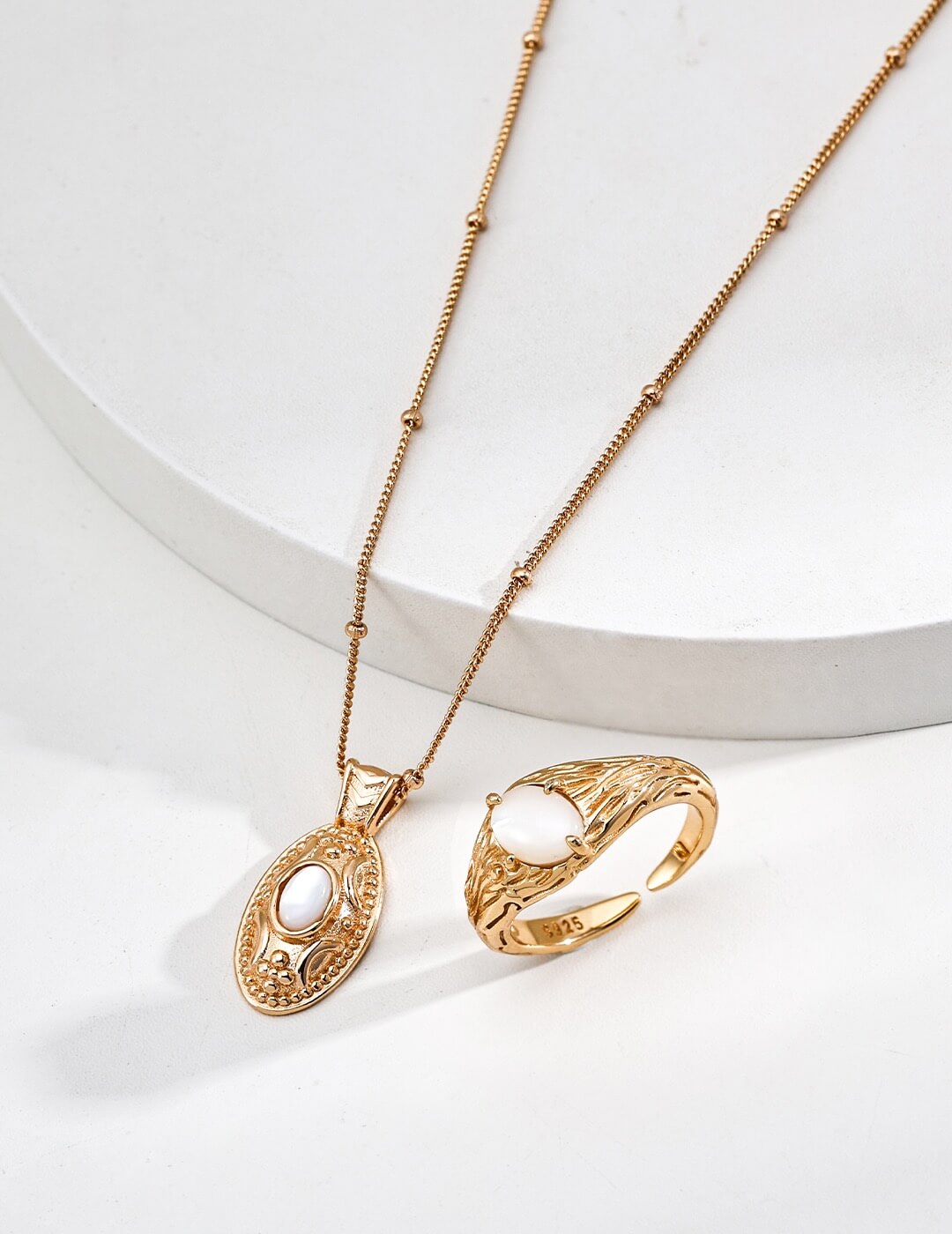 Mother of Pearl Vintage Pendant Necklace in Gold-Plated Sterling Silver