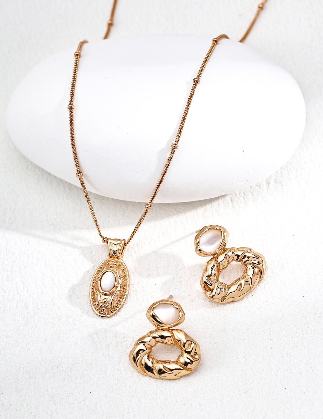 Mother of Pearl Vintage Pendant Necklace in Gold-Plated Sterling Silver